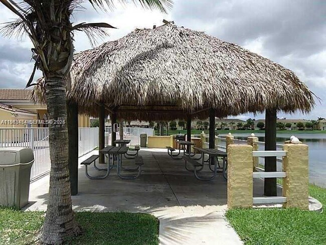 Foto del edificio - 1543 SE 25th St
