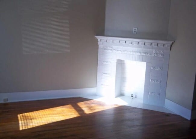 Building Photo - 1547/1549 E 10th St Duplex