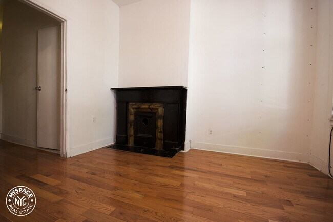 Building Photo - 369 Menahan St