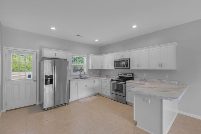 Building Photo - 130 Summerlin Ln