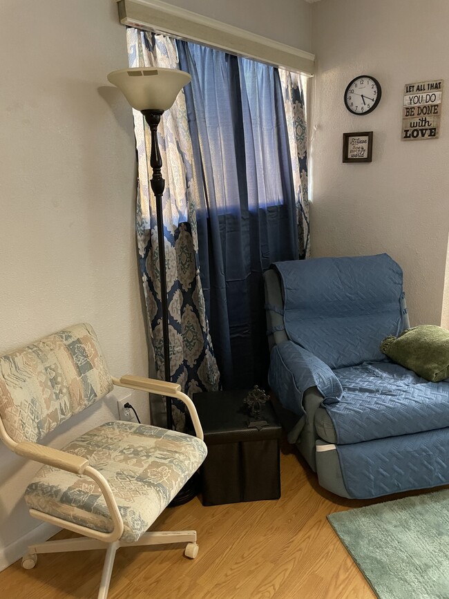 Sitting area - 3711 Malek Ln