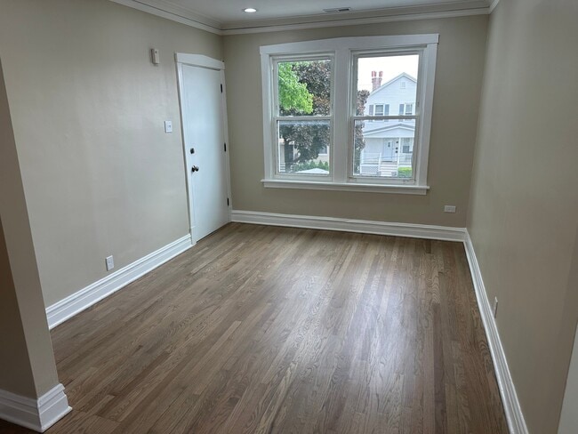 Photo - 5204 N Ludlam Ave (Chicago, IL) Apartment
