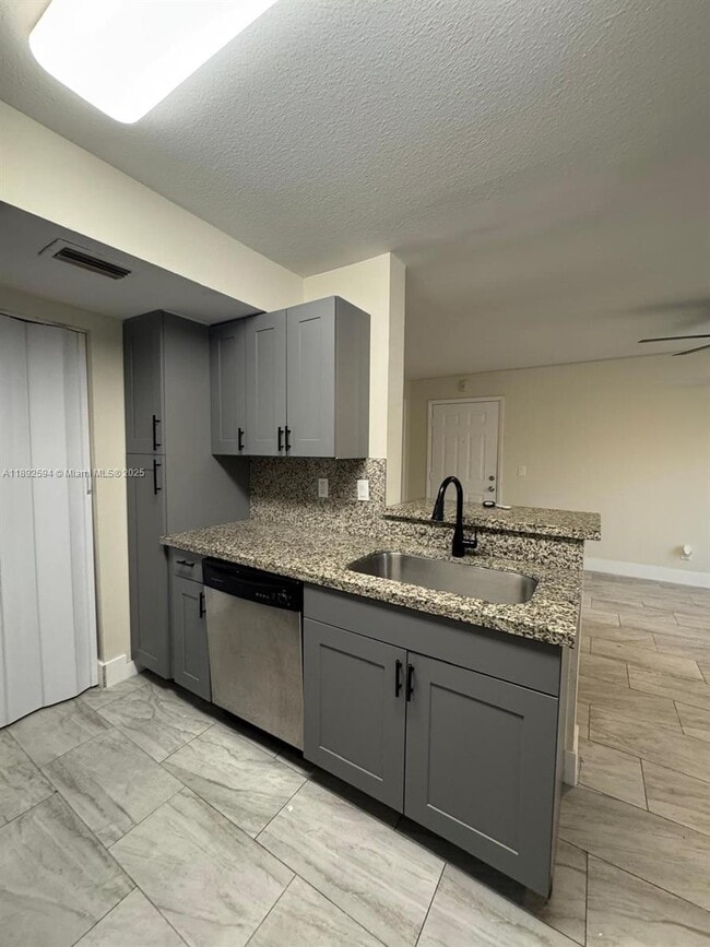 Foto del edificio - 8737 NW 39th St