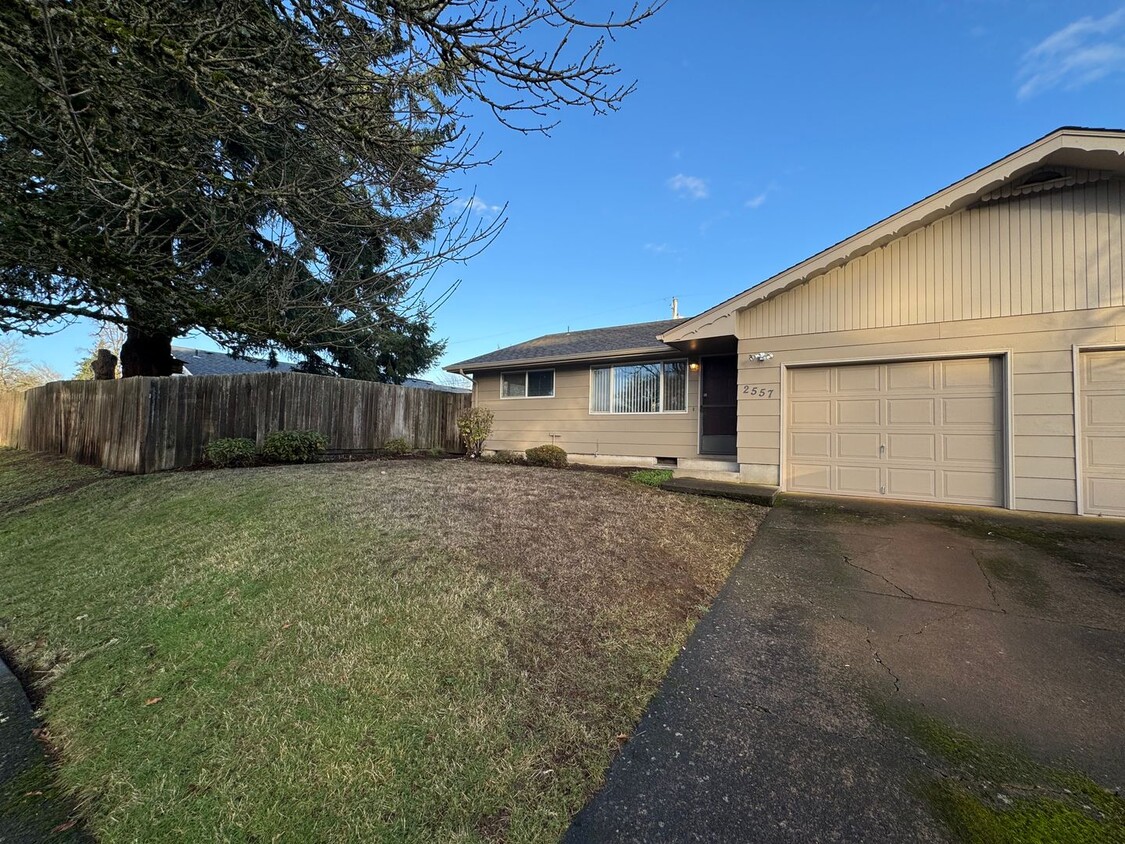 2-Bed, 1-Bath Duplex – Great Location! - 2-Bed, 1-Bath Duplex – Great Location!