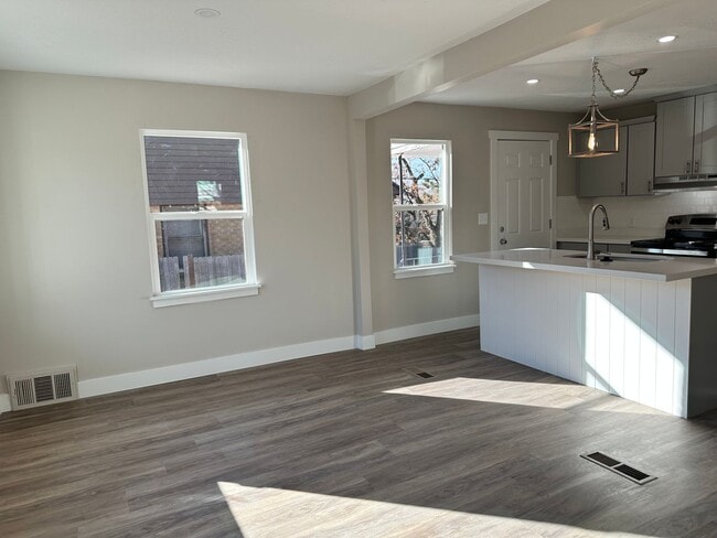 Building Photo - Darling remodeled 5 bedroom 2 bathroom home in the heart of Ogden