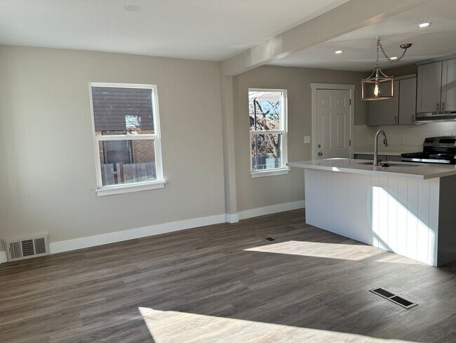 Foto del edificio - Darling remodeled 5 bedroom 2 bathroom home in the heart of Ogden