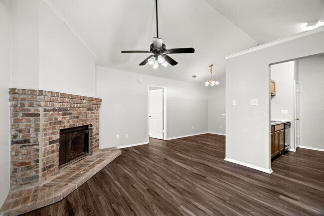 Foto del edificio - 12130 Thompkins Dr