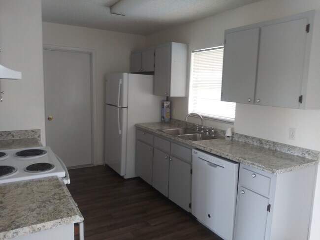 Foto del edificio - 3 bedroom 2 bathroom Pool House price redu...