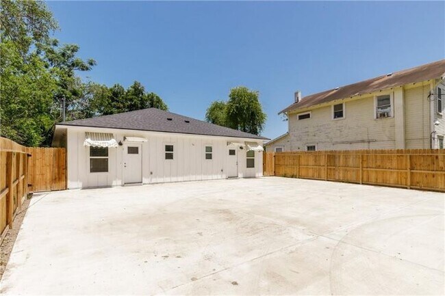 Building Photo - 706 5th St