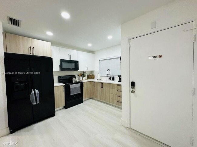 Building Photo - 3 br, 2 bath Townhome - 20302 NW 28th Ct