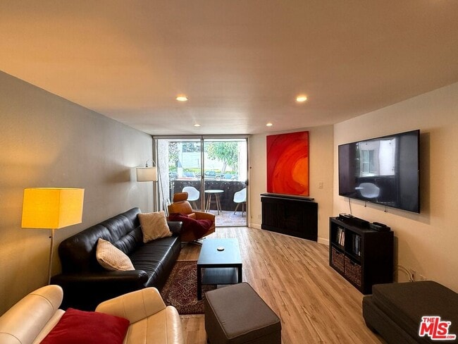 Building Photo - 8530 Holloway Dr