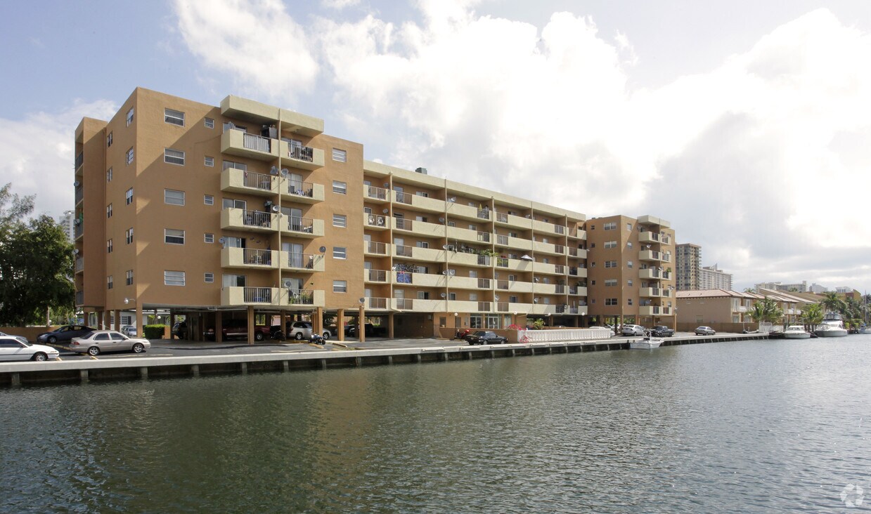 Foto del edificio - 3800 NE 168th St