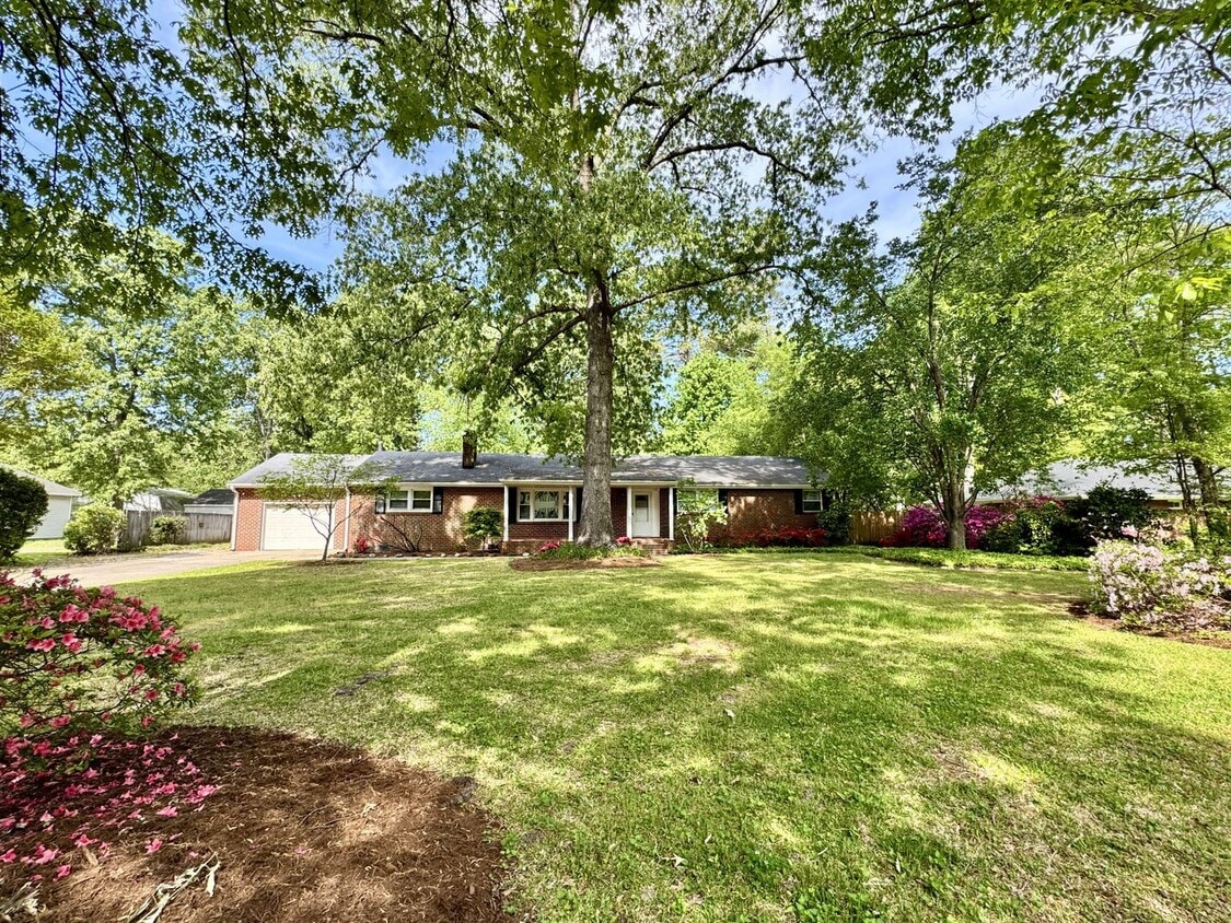 Recently Updated 4-Bedroom Ranch Home w/a 2 Bedroom Guest Cottage! Ready 05-01-26! Pet Friendly Home - Recently Updated 4-Bedroom Ranch Home w/a 2 Bedroom Guest Cottage! Ready 04-23-26! Pet Friendly Home