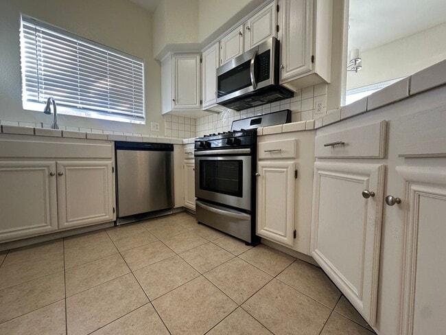 Foto del edificio - MUST SEE...2 bedroom, 2 bath condo ready for immediate move in