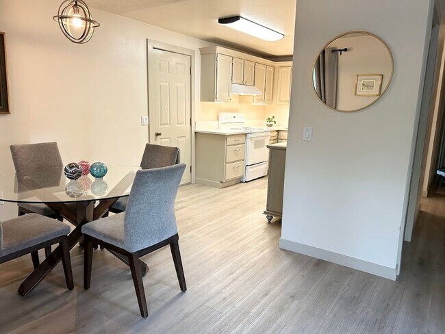 Foto del edificio - Updated home in a desirable SE neighborhood on a large lot