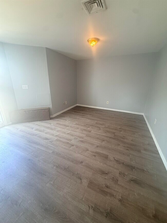 Foto del edificio - 592 Bramhall Ave