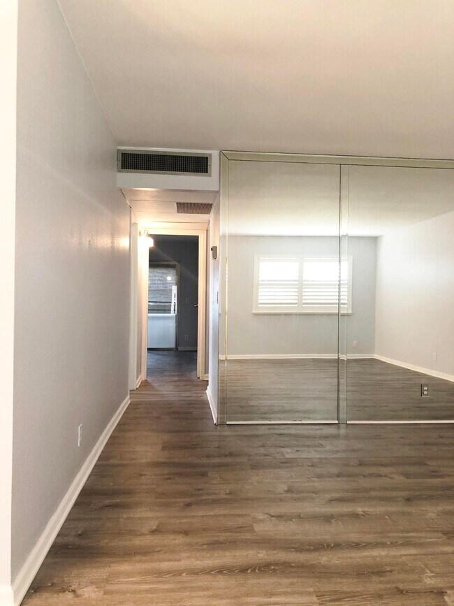 Building Photo - 5 Valencia A