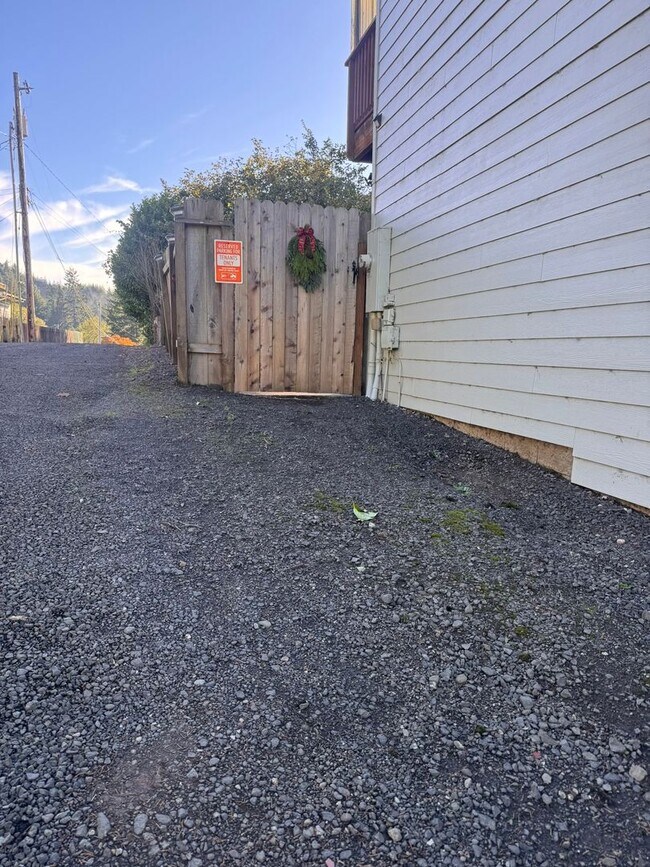 Foto del edificio - FULLY FURNISHED BUNGALOW WITH GORGEOUS BAY VIEWS! ALL UTILITIES INCLUDED!