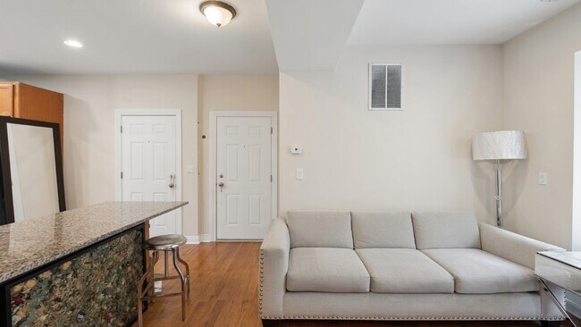 Foto del edificio - 3348 W Wilson Ave