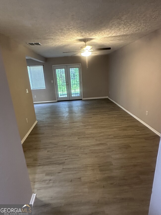 Building Photo - 1412 Pine Tree Trail