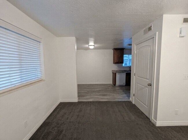 Building Photo - 677 Lebon Cir