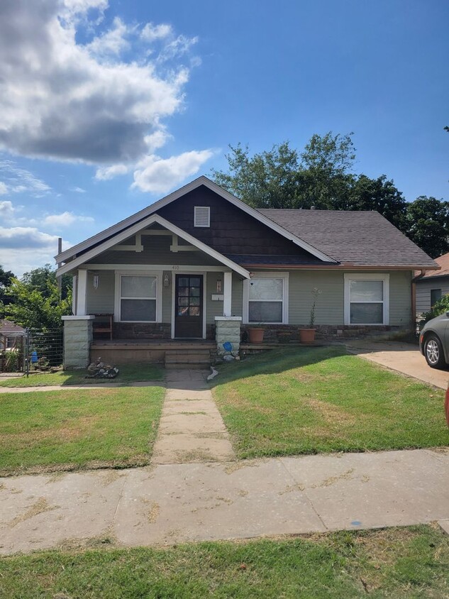 Foto principal - Double gable craftsman home with walkout b...