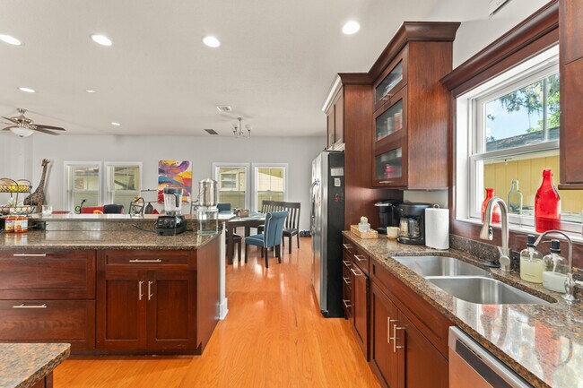 Foto del edificio - 2223 Amherst Ave