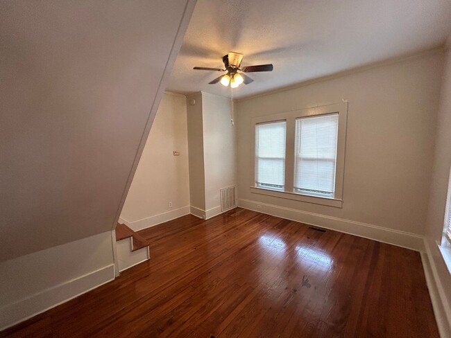 Foto del edificio - 1400 W Chapel Hill St