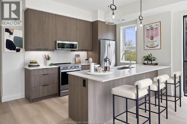 Photo du bâtiment - 1630 Sprucewood Ave