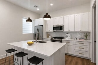 Building Photo - 2806 Versailles Oak Ln