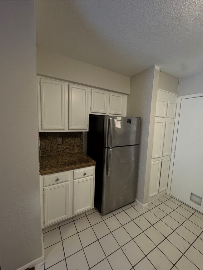 Building Photo - 2425 Holly Hall St