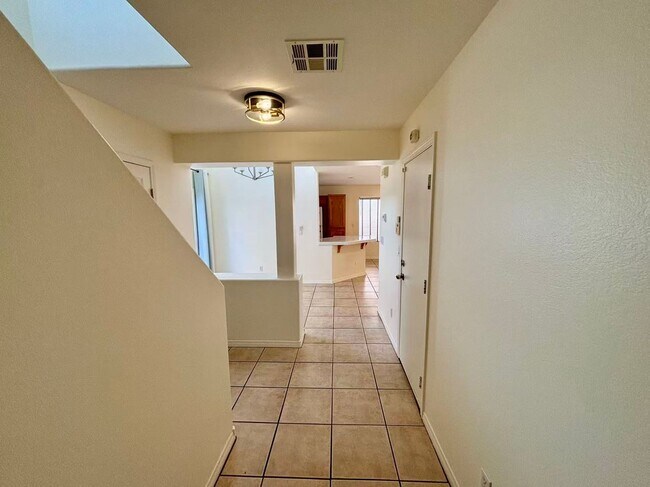 Foto del edificio - Two-story single-family home