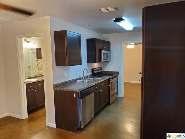 Foto del edificio - 1037 W Court St