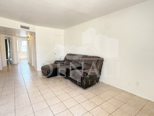 Building Photo - 2061 S Apache Dr