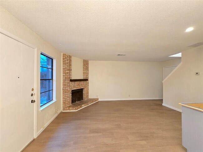 Foto del edificio - 1305 Dobie Dr