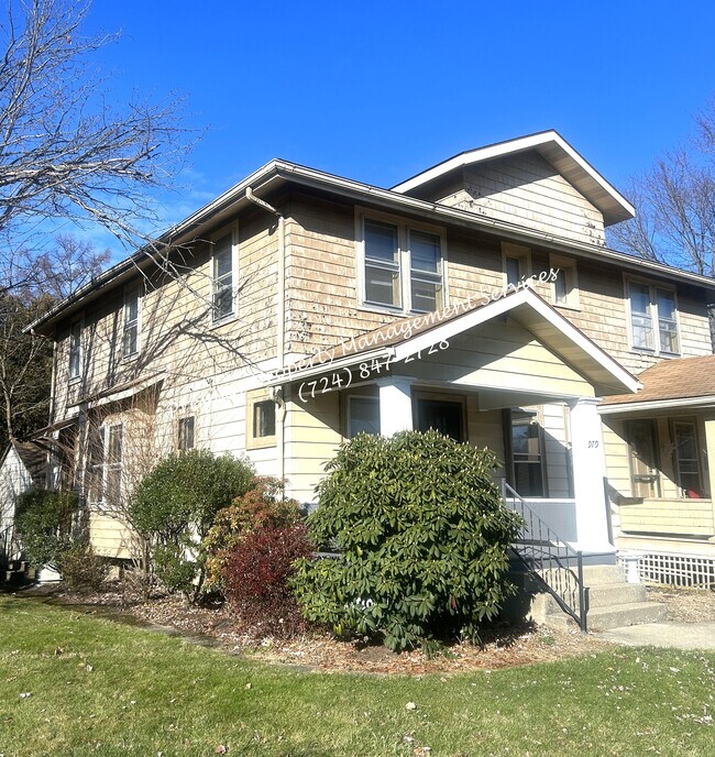 Building Photo - 979 King St