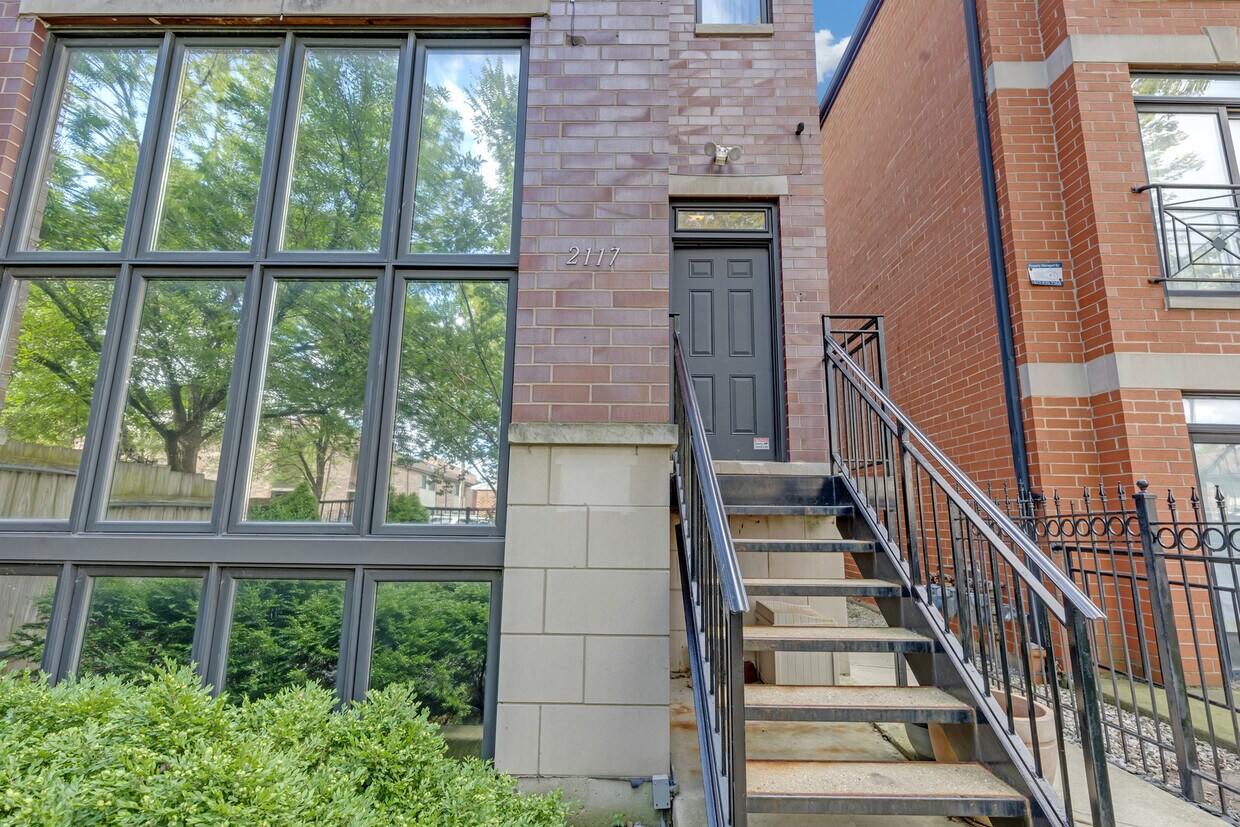 Primary Photo - 2117 W Gladys Ave