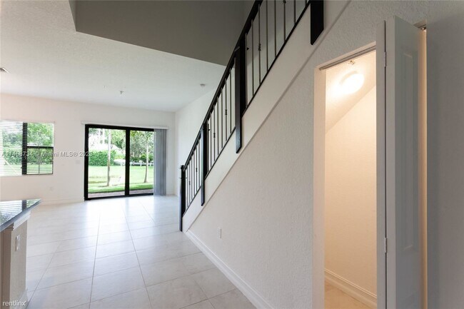Foto del edificio - 3 br, 2.5 bath Townhome - 11340 SW 16th St
