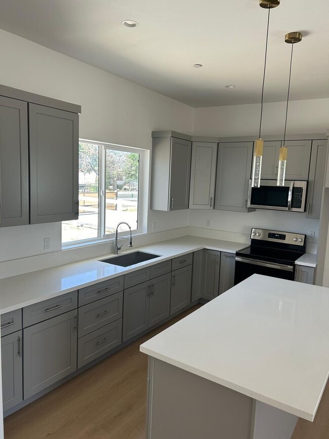 Building Photo - 3 Bedroom 2 Bathroom Single Home with Gara...