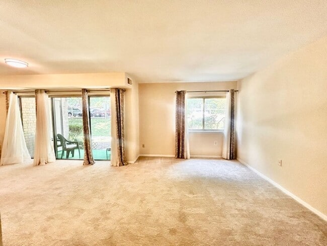 Building Photo - Cozy Oasis in Rockville!