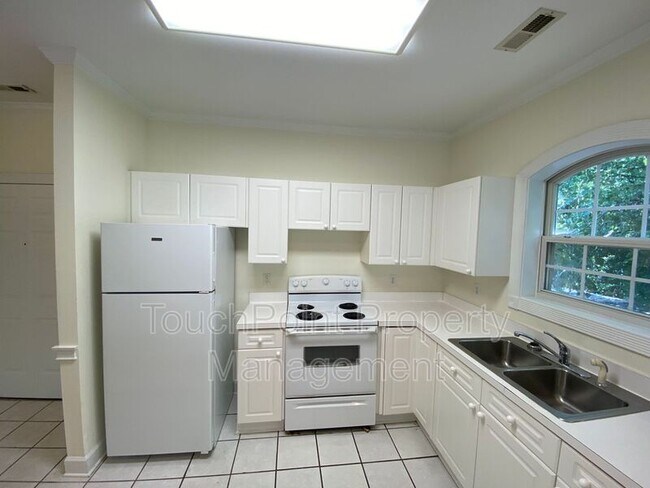 Foto del edificio - 8642 Coralbell Ln