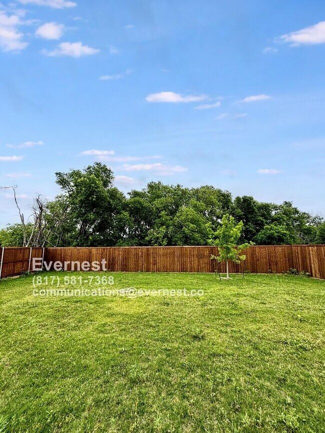 Foto del edificio - Beautiful 3-Bedroom Home with Spacious Yar...