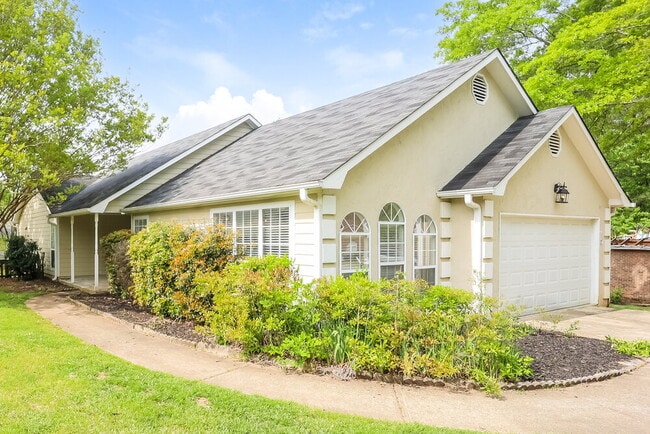 Building Photo - 110 Gingerbread Pl