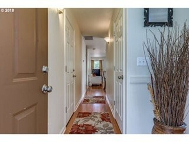 Building Photo - Lovely Traditional, 3br, 2.5bth, Summerfie...