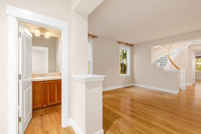 Building Photo - 3 Bedroom 2.5 Bath in Clyde Hill