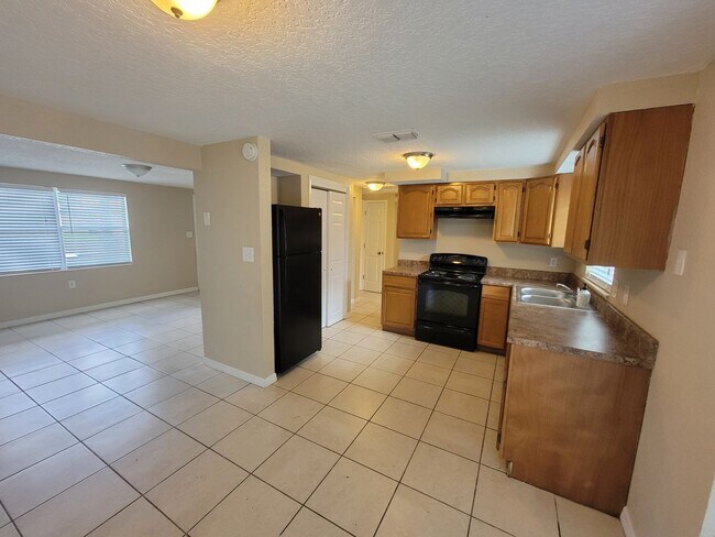 Building Photo - Gorgeous 3/1/1 1032 Sq. Ft. with fenced ya...