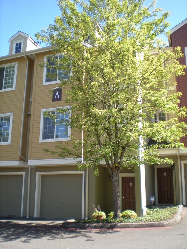 Building Photo - Townhouse in Desirable Newcastle 1st Month...