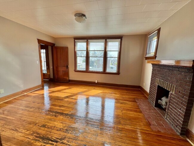 Foto del edificio - Lots of room in this large Price Hill apar...
