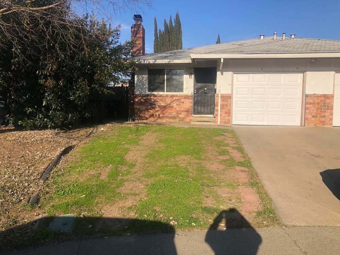 Foto principal - 3 Bedroom 2 Bath 1/2 Plex in Rancho Cordov...