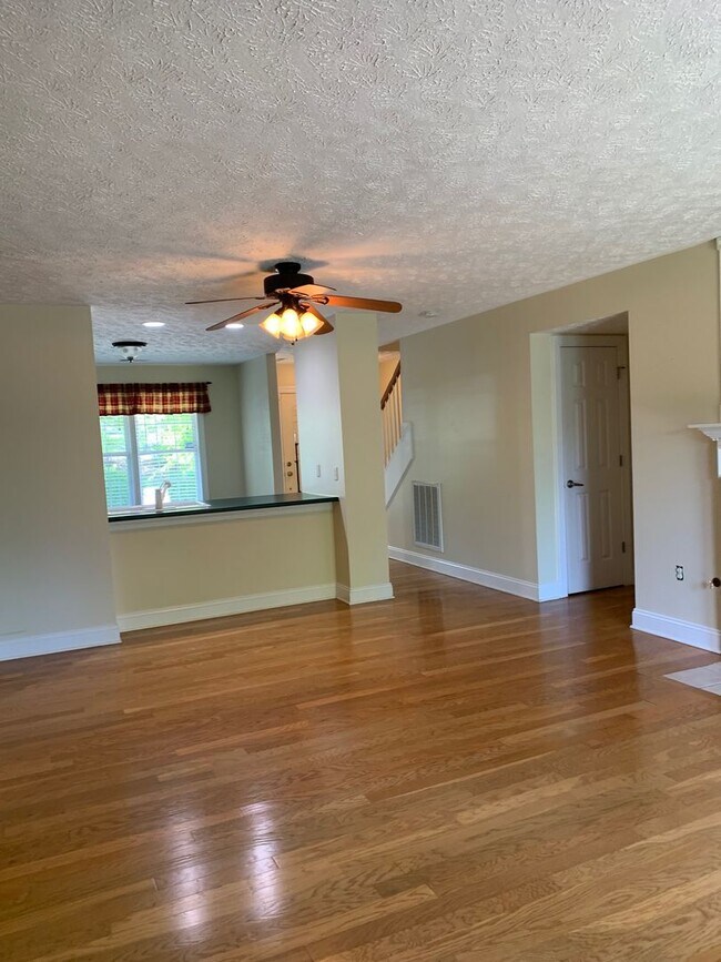Building Photo - 2 Bedroom 2.5 Bath Townhouse